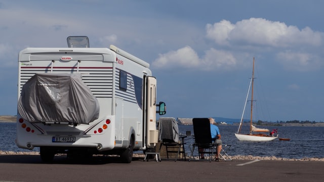 Transporter un véhicule deux-roues : quel équipement pour mon camping-car ?